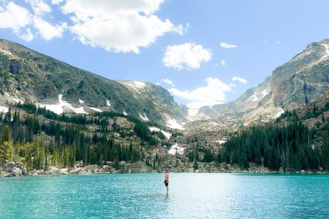 A dive in Emerald Lake after a long hike on the Rockies (2023)